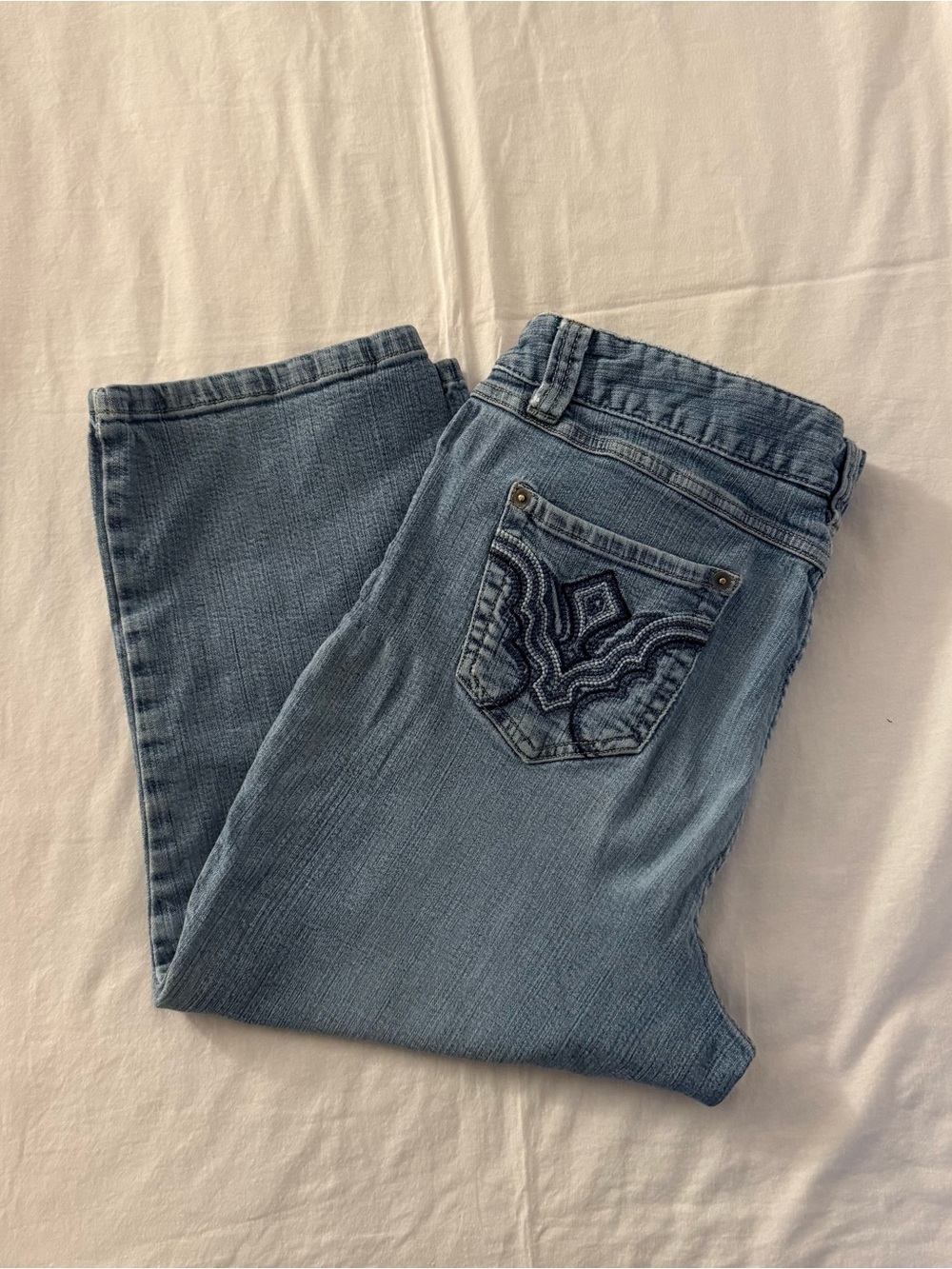 Y2K style & co light wash capris with stitch detail in back pockets 10P